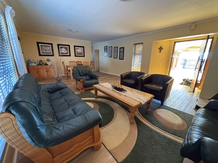 To Let 5 Bedroom Property for Rent in Rouxville Western Cape